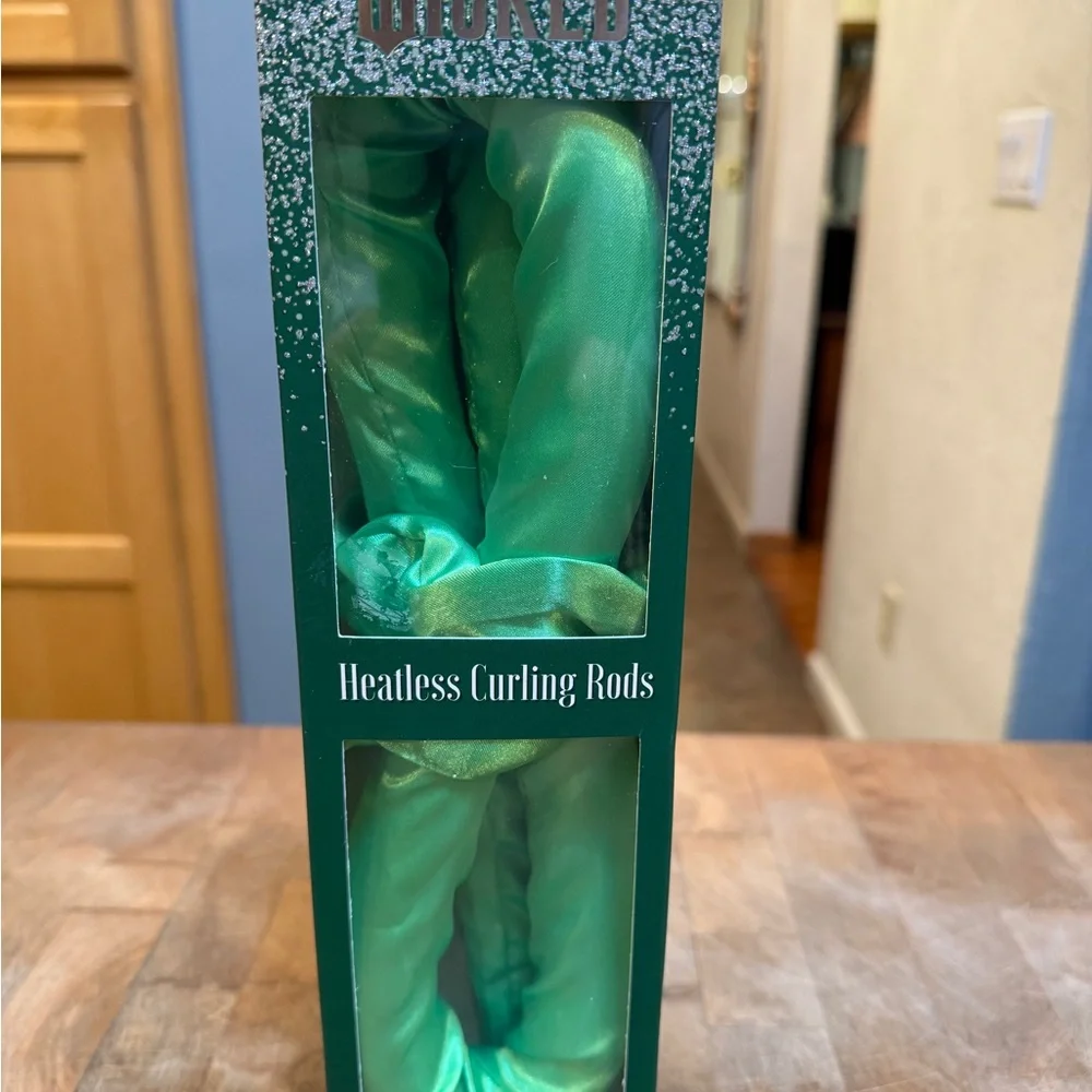 WICKED Green Heatless Curling Rods Set Witch Hair Brush Watermelon Lotion NEW - Picture 11 of 16